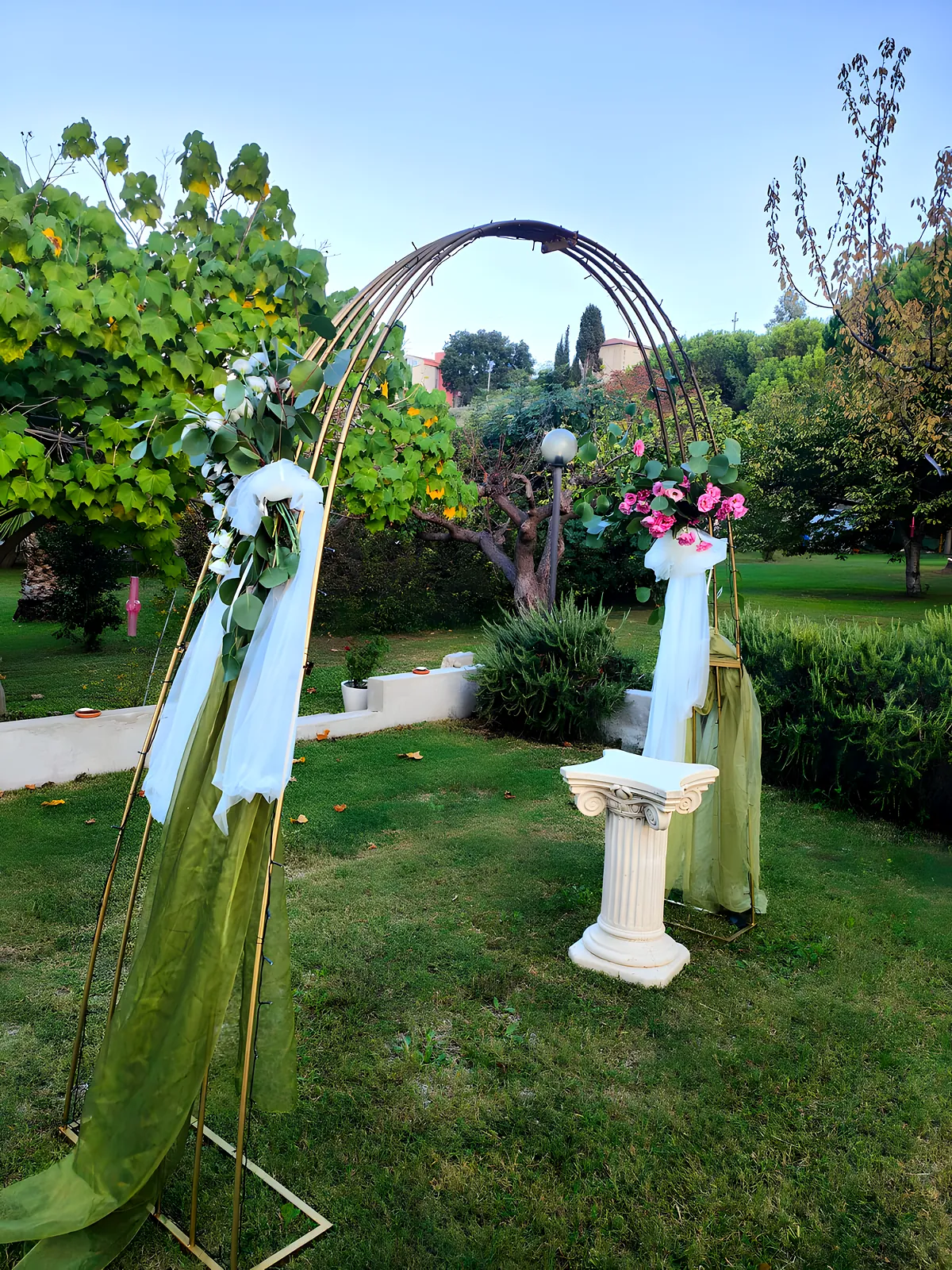 Arco decorato con tulle e fiori nel giardino