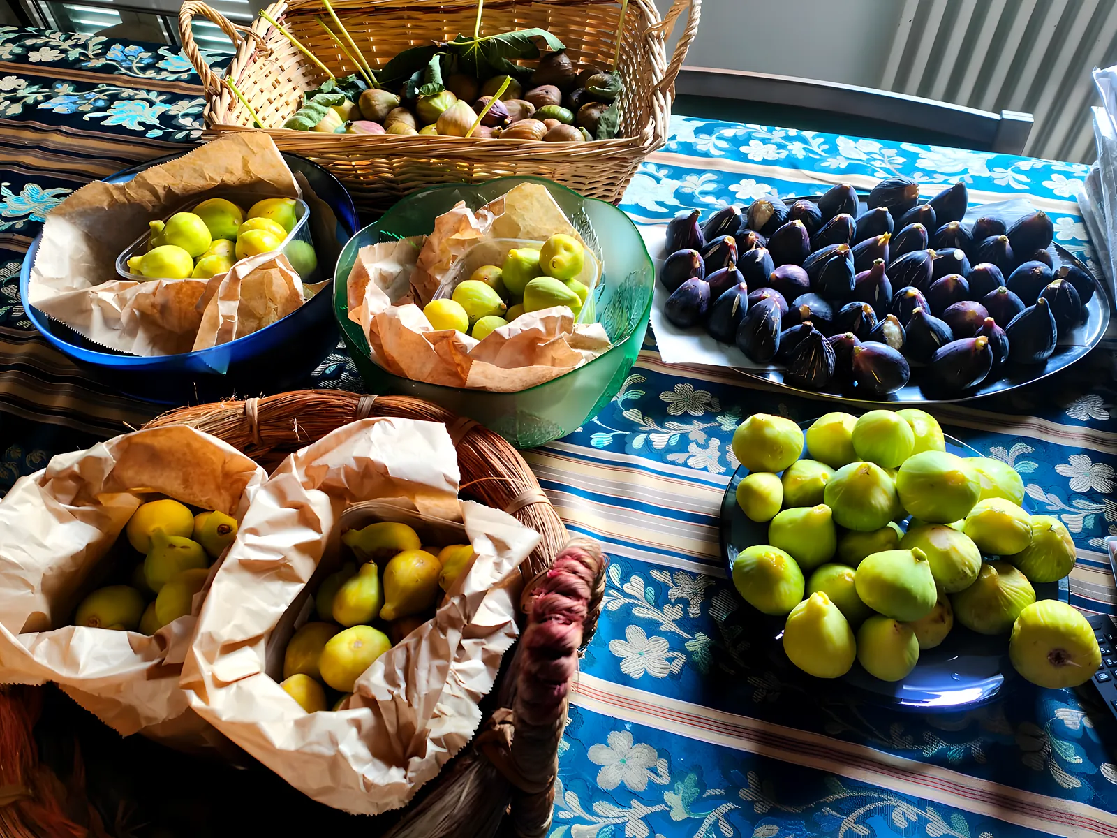 Fichi nei sacchetti di carta sul tavolo