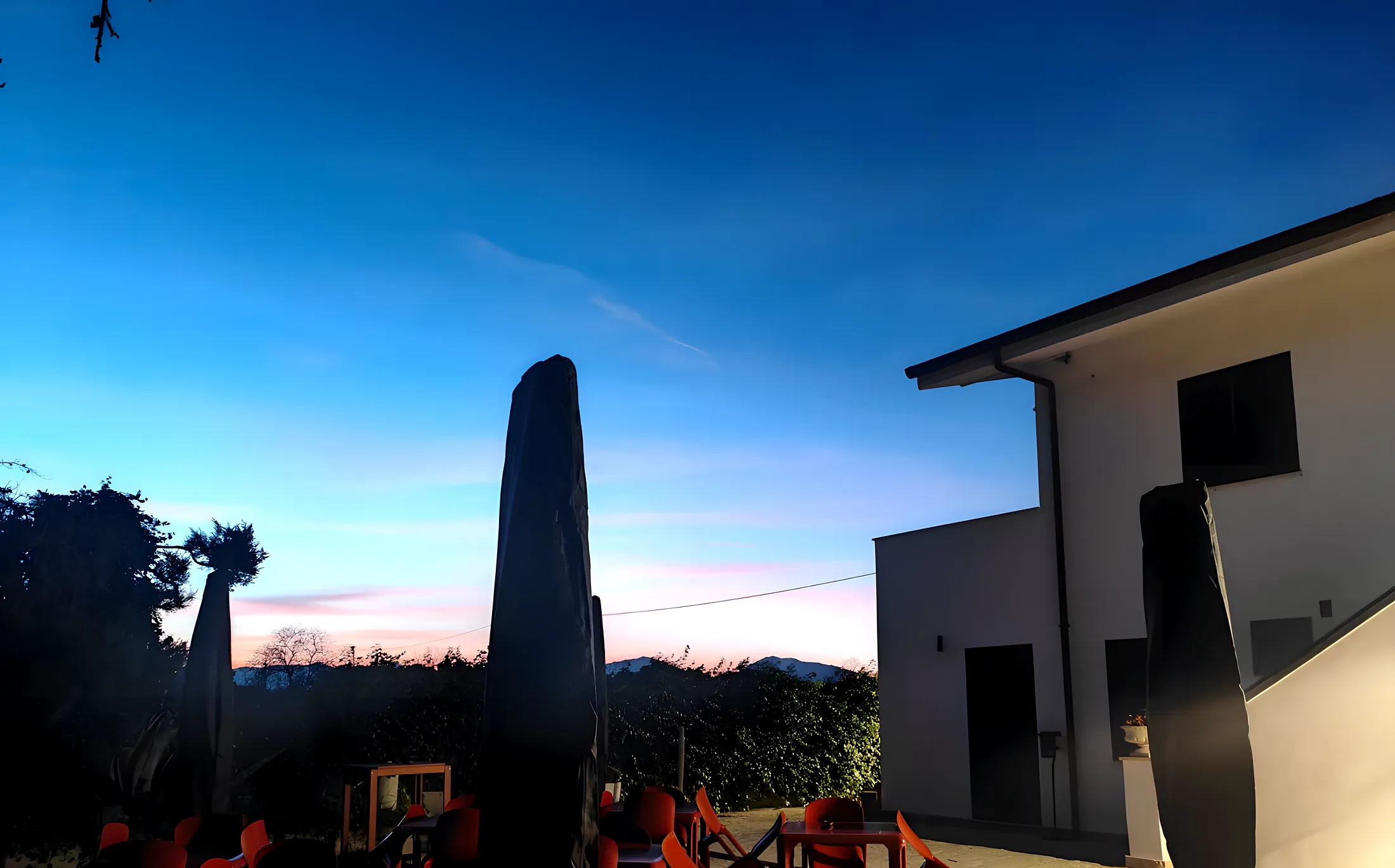 Il tramonto dietro la casa in inverno
